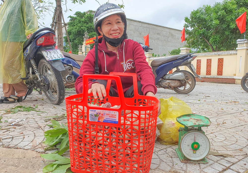 Bà Dương Thị Thường cho biết nấm tràm rất đắt khách nên mỗi khi vào mùa, bà và con cái thường vào các rừng tràm để hái nấm kiếm thêm thu nhập. Ảnh: B.THIÊN