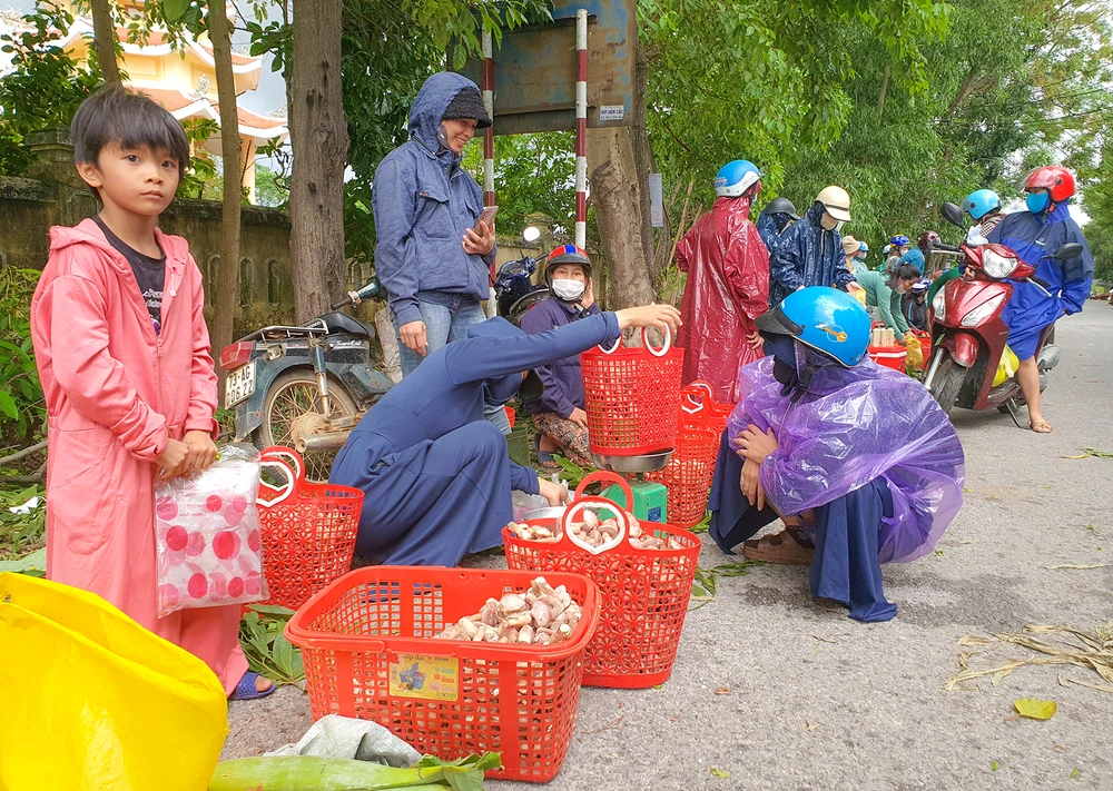 Người dân tấp nập mua nấm tràm về làm thực phẩm hoặc cấp đông ăn dần. Ảnh: B.THIÊN