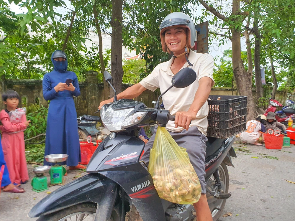 Nét mặt phấn khởi của người dân huyện Lệ Thủy sau một ngày vào rừng hái nấm tràm. Ảnh: B.THIÊN