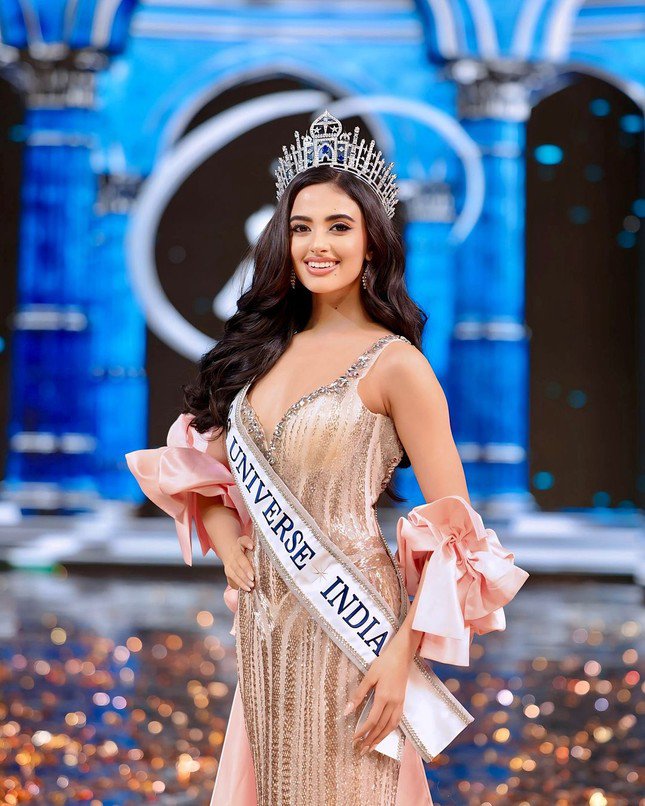 Cho đến lúc này danh sách các người đẹp tranh tài ở Miss Universe 2024 đã dần hoàn thiện khi chỉ còn hơn một tháng nữa là cuộc thi bắt đầu. Từ đó mà những mỹ nhân nổi bật được xem là ứng cử viên sáng giá cho ngôi vị Hoa hậu cũng lộ diện. Mãi bây giờ, Ấn Độ mới chọn ra người chiến thắng Miss Universe India 2024 và ngay khi nhìn thấy chân dung tân Hoa hậu, khán giả đã khen ngợi hết lời.