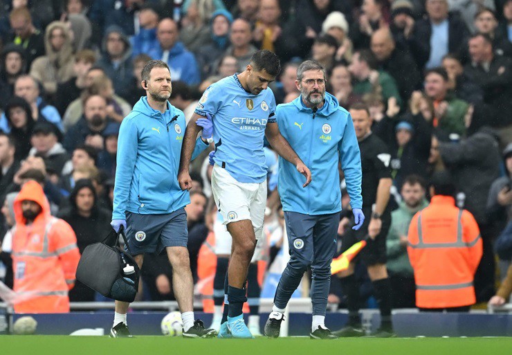 Rodri sớm rời sân vì chấn thương trong trận đấu giữa Man City và Arsenal