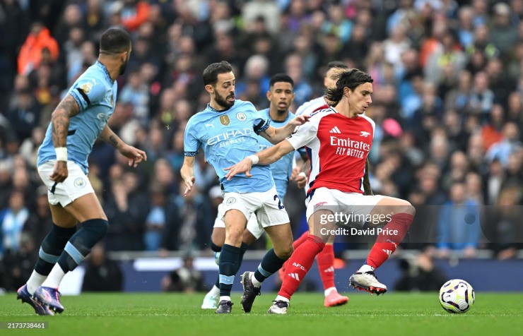 Bernardo Silva chỉ trích lối chơi của Arsenal