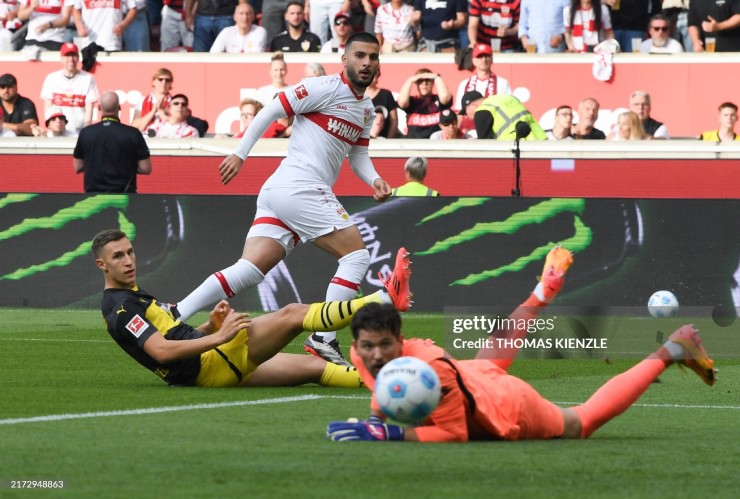 Dortmund "phơi áo" trên sân Stuttgart