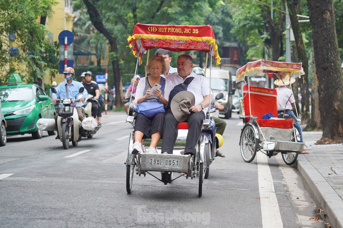 Du khách thích thú đón gió lạnh đầu mùa ở Hà Nội - 10