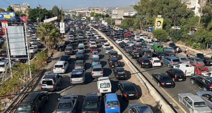 Hàng dài ô tô trên đường phố Sidon -thành phố ven biển phía Nam Lebanon, sơ tán lên khu vực phía Bắc. Ảnh: EPA.