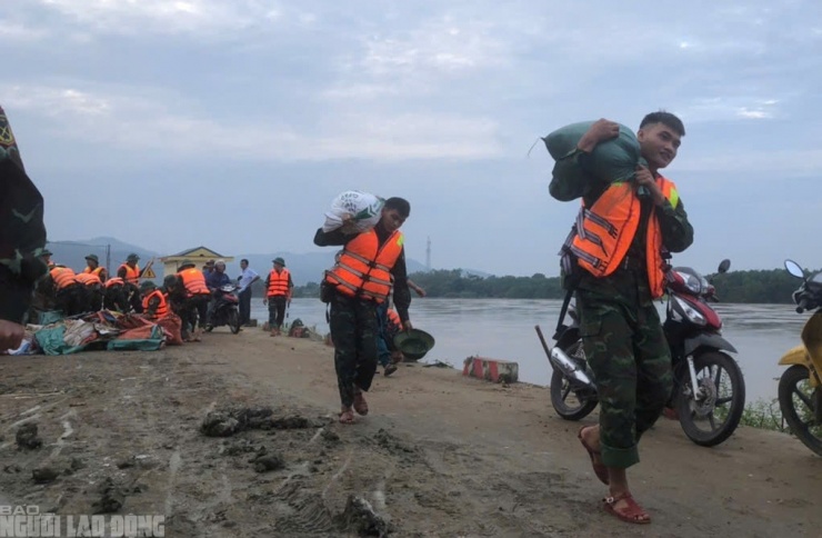 Gần trăm cán bộ, chiến sĩ quân đội thuộc Bộ Chỉ huy Quân sự tỉnh Thanh Hóa được huy động tới hiện trường khắc phục sự cố rò rỉ, thấm đê sông Mã