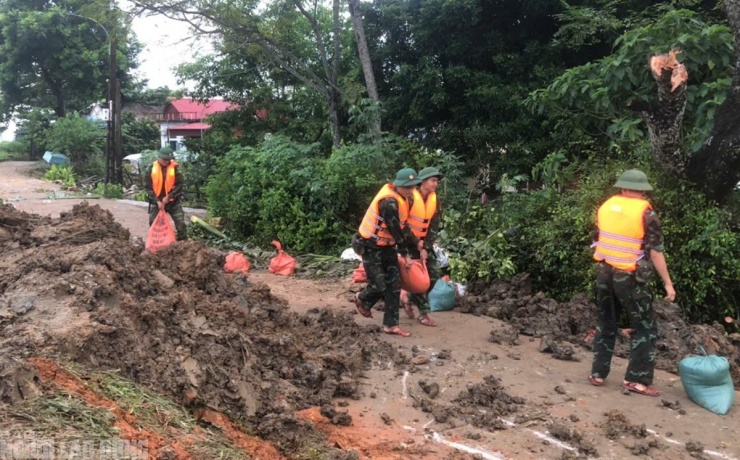 VIDEO: Quân đội huy động cả trăm người xử lý sự cố nước lũ thấm qua đê sông Mã - 3