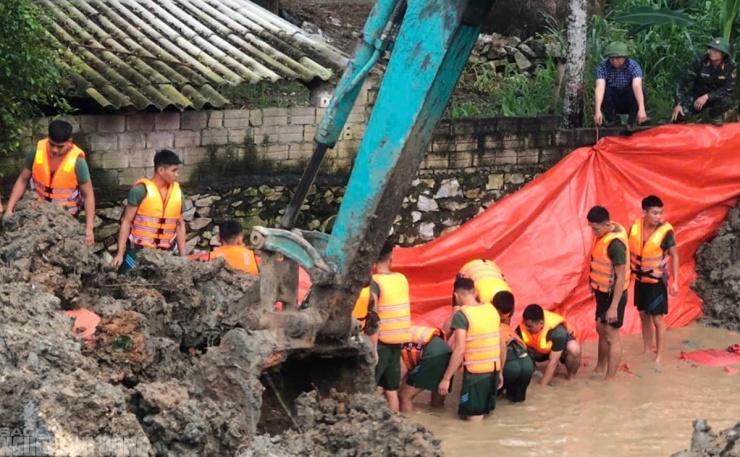 VIDEO: Quân đội huy động cả trăm người xử lý sự cố nước lũ thấm qua đê sông Mã - 6