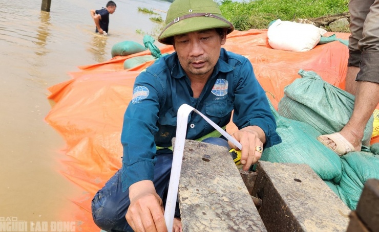 Lực lượng chức năng đo mực nước sông Mã lên xuống để tiếp tục theo dõi, có các biện pháp xử lý.