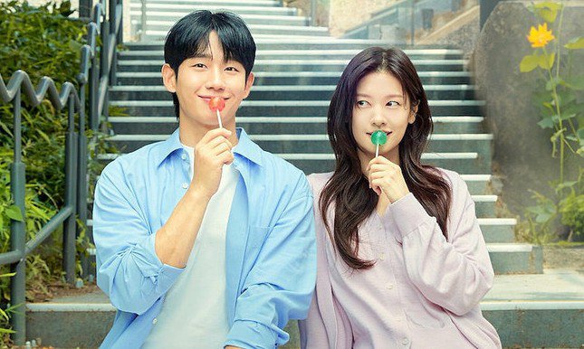 Jung Hae In và Jung So Min vào vai cặp bạn thuở nhỏ chuyển thành người yêu trong Love Next Door.