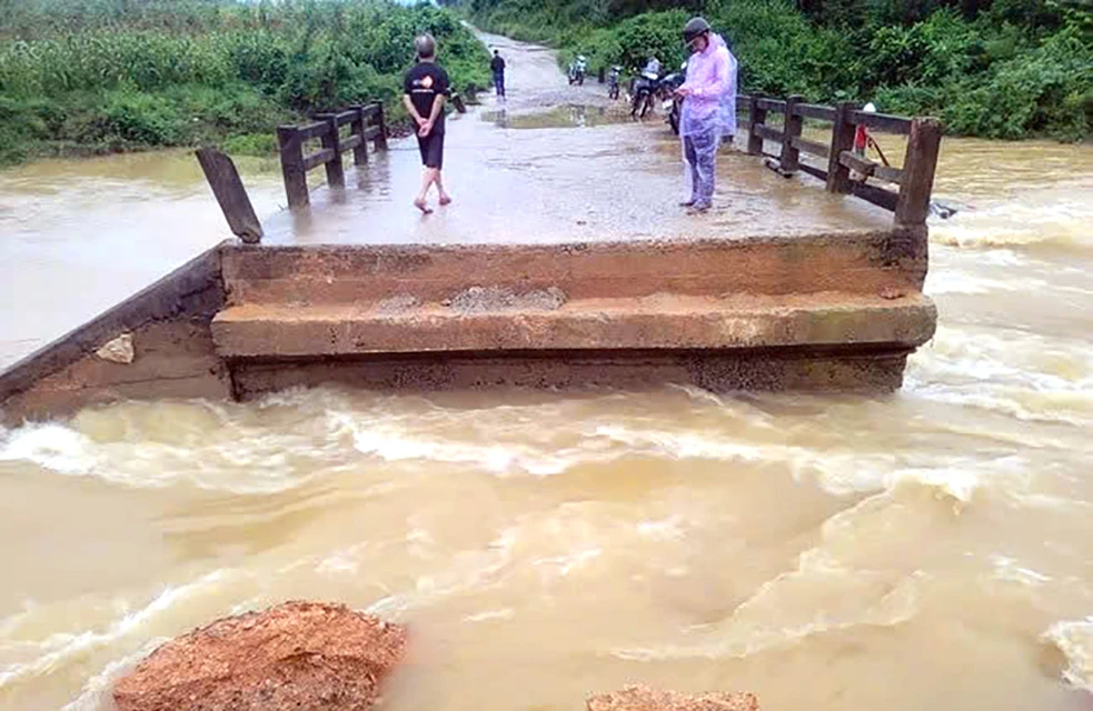 Cầu tràn bến Nhạ sập một phần do nước lũ đổ về từ thượng nguồn sông Đằn