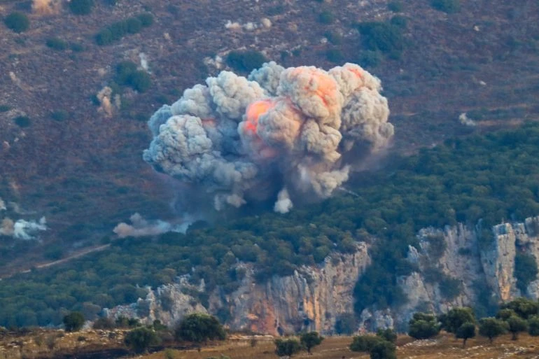 Khói bốc lên tại khu vực biên giới Israel-Lebanon hôm 23-9 sau khi Israel không kích Lebanon. Ảnh: AFP