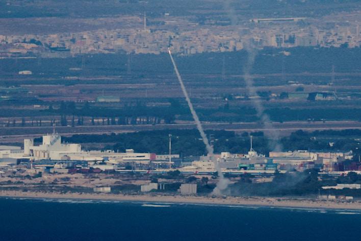 Hệ thống “Vòm Sắt” của Israel khai hỏa, bắn chặn rocket của Hezbollah (ảnh: Reuters)