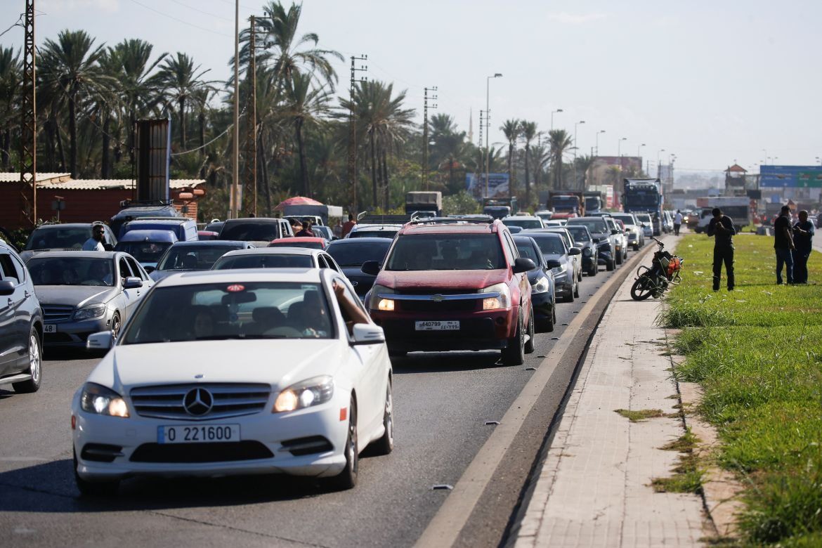 Tắc đường nghiêm trọng ở miền nam Lebanon khi người dân ùn ùn sơ tán. Ảnh: Reuters