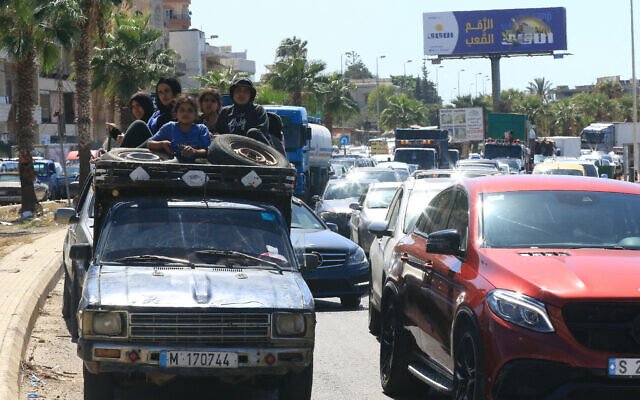 Người dân Lebanon ở thành phố Sion sơ tán do Israel mở rộng không kích. Ảnh: AFP.