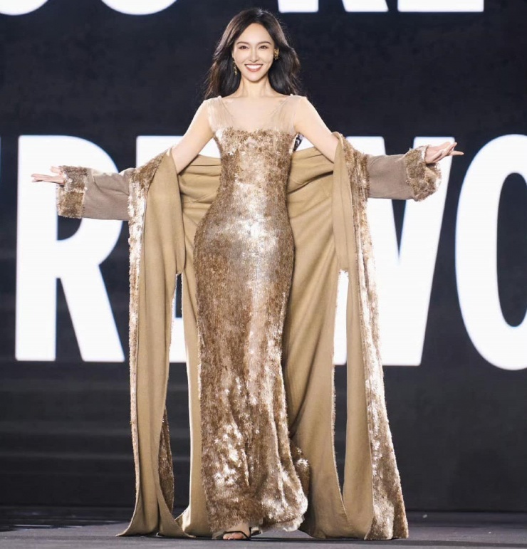 Ngày 25/9, Sina đưa tin Đường Yên làm khách mời trong show thời trang thuộc khuôn khổ Paris Fashion Week. Xuất hiện trên sân khấu với bộ váy vàng sang trọng, Đường Yên được nhận xét thần thái tự tin, trình diễn ổn.