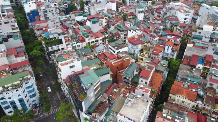 Như vậy, dù hơn 20 năm, số phận của dự án công viên này vẫn còn hàng loạt vướng mắc chưa được tháo gỡ. Với một quận nội thành eo hẹp quỹ đất, khan hiếm công viên, sân chơi cộng đồng như quận Đống Đa, quy hoạch đất xây công viên dù đã có nhưng chưa biết ngày nào hình thành được hạ tầng phục vụ cho đời sống sinh hoạt của người dân.