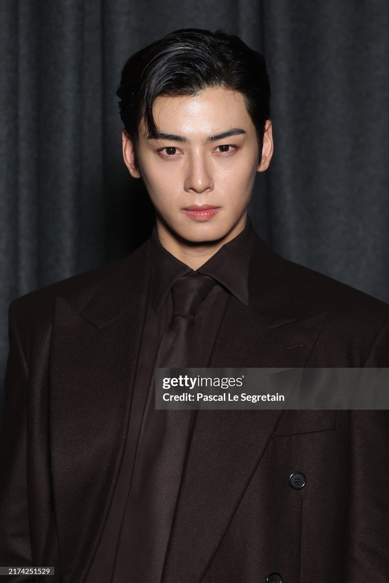 Một đại diện khác của Hàn Quốc là diễn viên, ca sĩ Cha Eun Woo lần đầu tham dự fashion week với vai trò là Đại sứ mới của Saint Laurent. Nam nghệ sĩ 27 tuổi chọn trang phục lịch lãm, cổ điển. Ảnh: Getty.