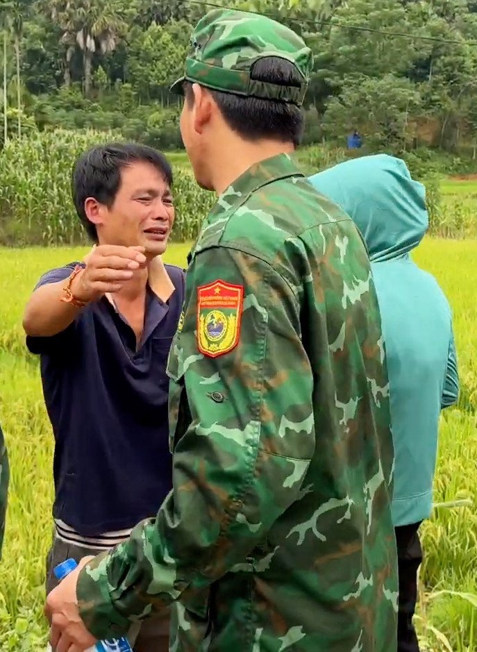 Anh Hoàng Văn Thới xúc động, khóc nghẹn khi chia tay các cán bộ, chiến sĩ quân đội trước giờ lên đường về đơn vị. Ảnh: Pheng Pheng Vlog