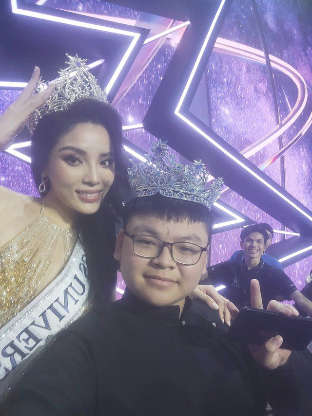 Nhà thiết kế trẻ 13 tuổi chụp ảnh cùng Miss Universe Vietnam 2024 Nguyễn Cao Kỳ Duyên trong đêm chung kết diễn ra ngày 14-9