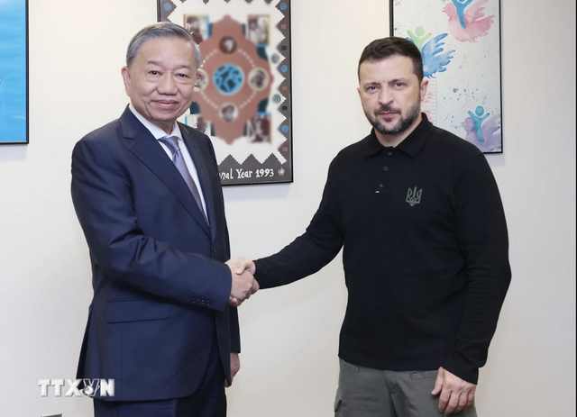 Tổng Bí thư, Chủ tịch nước Tô Lâm gặp Tổng thống Ukraine Volodymyr Zelensky. Ảnh: TTXVN