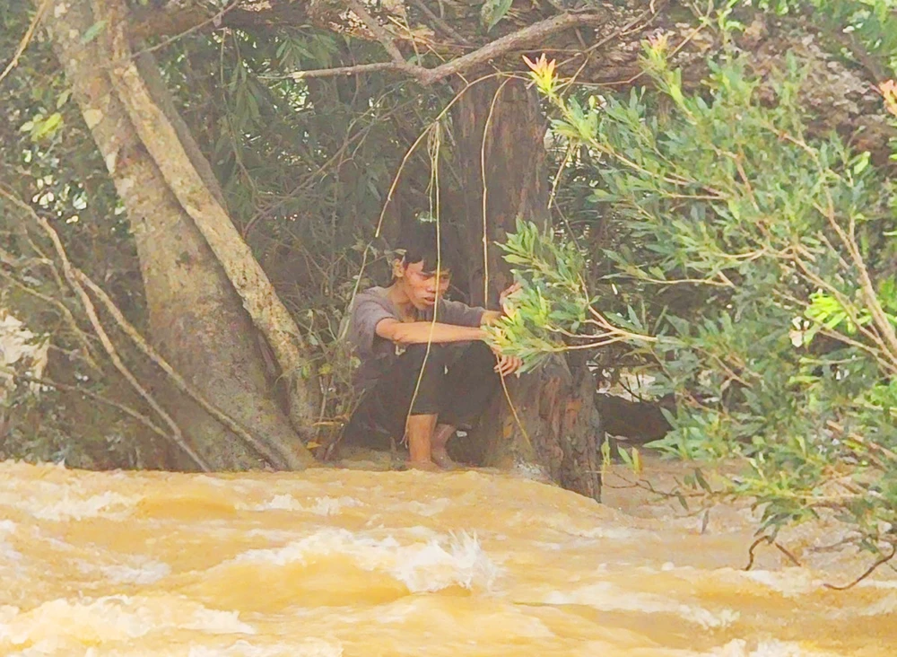 Anh Phan Minh Thắng bị kẹt trong lũ giữa sông và nhiều lần gọi cầu cứu trong vô vọng và kỳ tích đã xảy ra, được lực lượng chức năng cứu hộ kịp thời. Ảnh: CA.