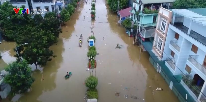 Mưa lớn liên tục sau bão khiến nước ào ào đổ về hồ Thác Bà, nhiều hộ dân khẩn trương sơ tán.