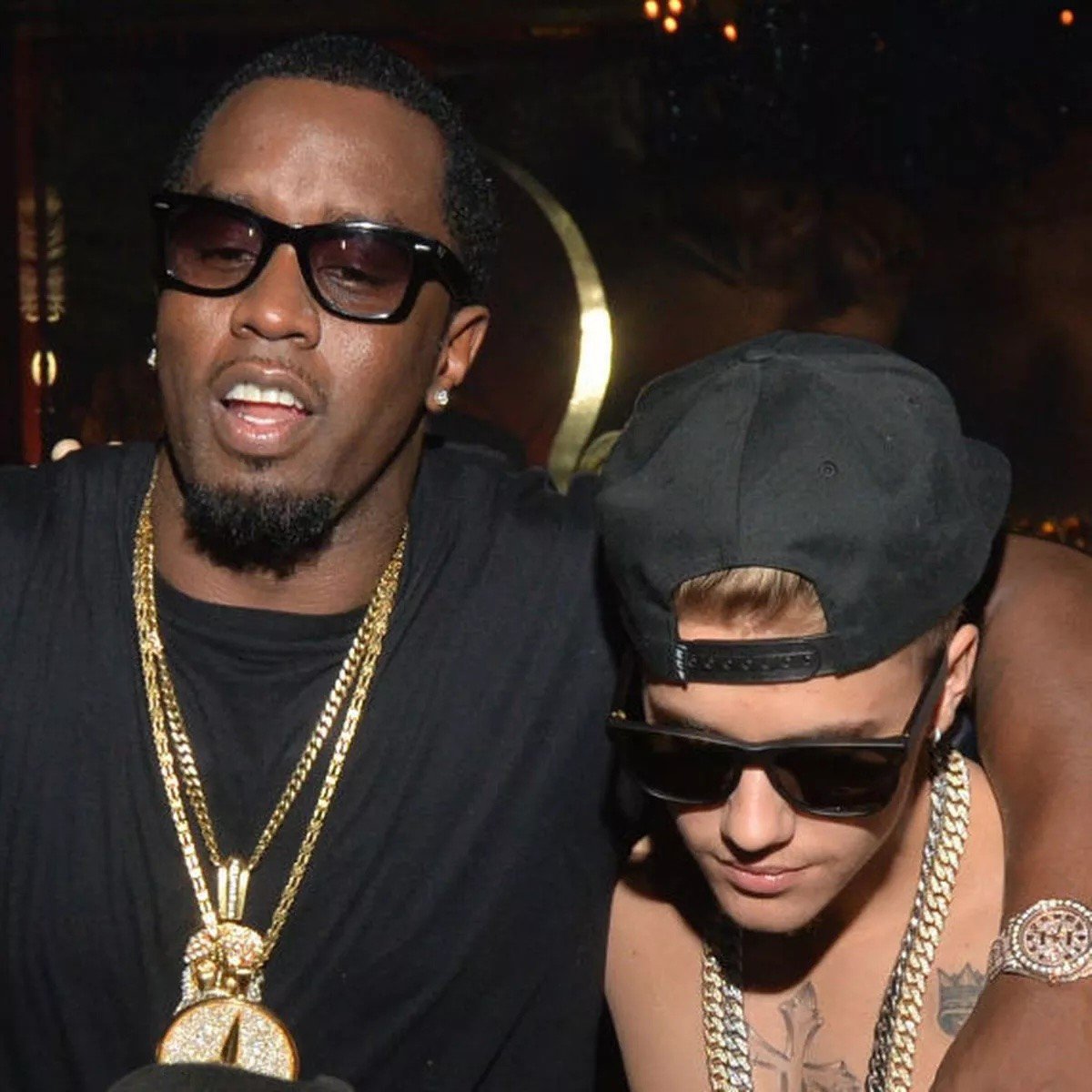 Justin Bieber cùng Usher (trái) và Diddy.