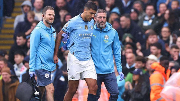 Rodri dính chấn thương đầu gối chỉ sau 16 phút trong trận đấu giữa Man City và Arsenal&nbsp;