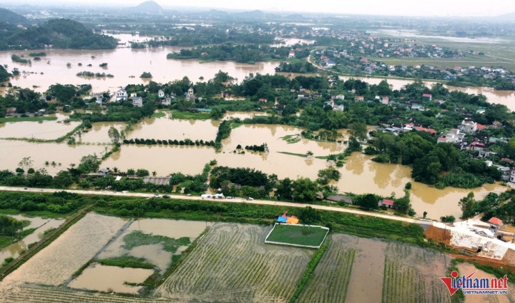 Thôn Chuế Cầu bị nước ngập trắng. Ảnh: Lê Dương