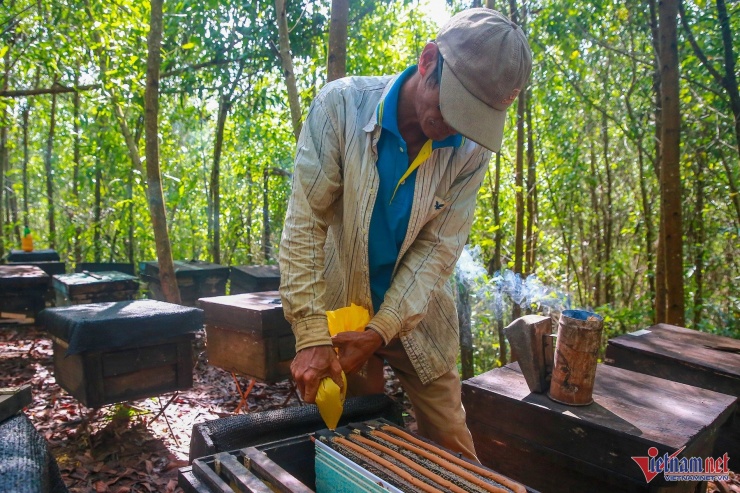 Hiện đã cuối mùa mật keo nên ông Hải phải bổ sung thêm dinh dưỡng cho ong