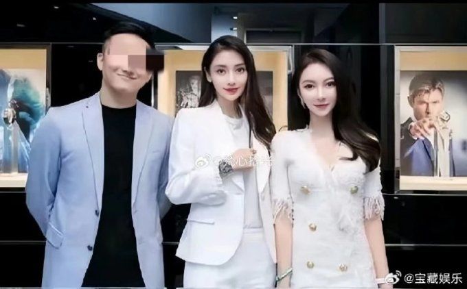 Diệp Kha (ngoài cùng bên phải) và chồng cũ chụp hình cùng Angelababy năm 2018. Ảnh: Weibo