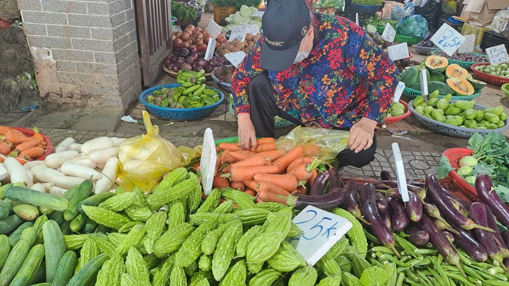 Mưa nhiều khiến rau củ về chợ TP.HCM đua nhau tăng giá. ẢNH: THU HÀ