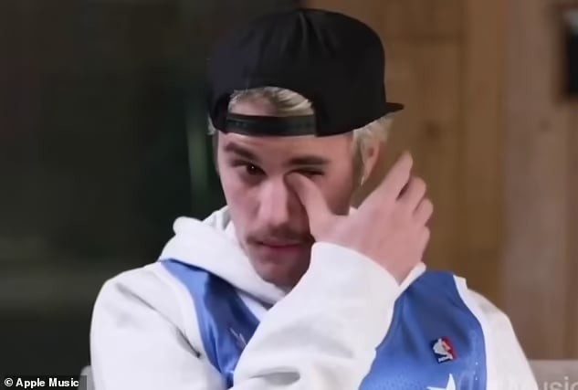 Justin Bieber trong cuộc phỏng vấn với Zane Lowe của Apple Music.