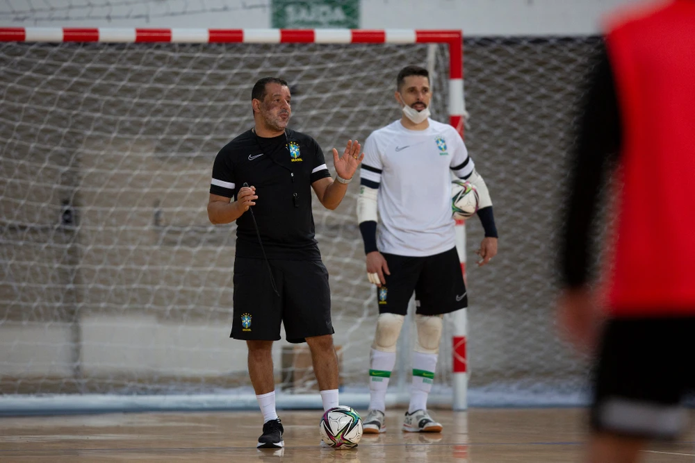 HLV Marquinhos Xavier của tuyển futsal Brazil (trái) nhắn nhủ sâu sắc đến những người chịu trách nhiệm vụ việc. Ảnh: SS.