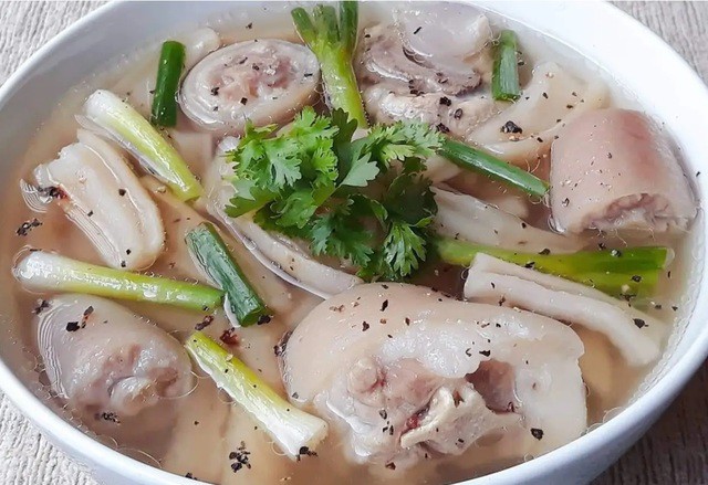 Canh đuôi heo hầm củ cải: Đây là món canh bổ dưỡng, tính mát, dễ nấu, có mùi vị thơm ngon rất phù hợp trong những ngày thời tiết thu se lạnh. Nếu bạn đang nghĩ tới một món canh để thay đổi khẩu vị món ngon mỗi ngày hãy thử nấu ngay món canh này.