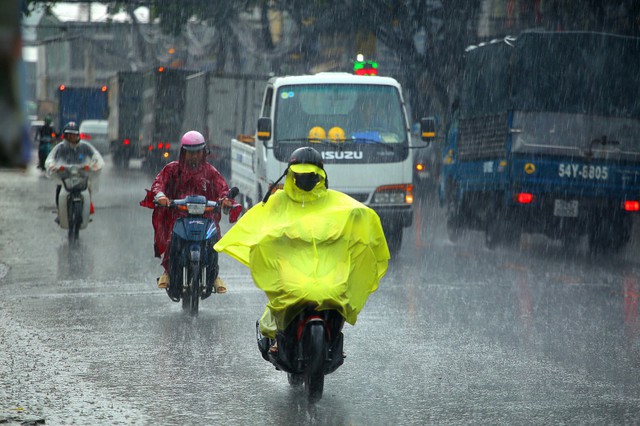 Hà Nội có thể xuất hiện mưa dông kèm lốc sét chiều nay.