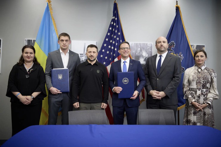 Thống đốc bang Pennsylvania Josh Shapiro đứng cạnh ông Zelensky. Đại sứ Ukraine&nbsp;Oksana Markarova đứng ở ngoài cùng bên trái. Ảnh: New York Post.