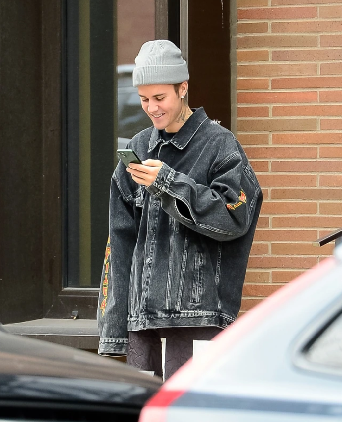 Justin Bieber và chiếc iPhone 13 màu Xanh.