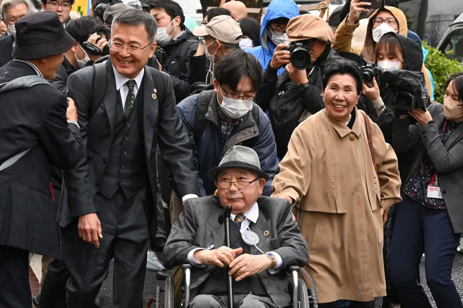 Ông Iwao Hakamada (ngồi) chụp ảnh cùng chị gái vào năm ngoái. Ảnh: AFP