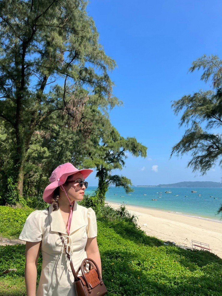 Cô bạn đắm say trước cảnh đẹp ở Cô Tô.
