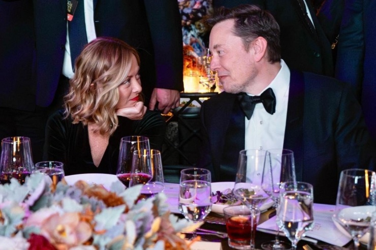 Elon Musk caused a stir online with a moment of "flirting" with Italian Prime Minister Giorgia Meloni, and was also noticed for his handsome appearance. Photo: Shutterstock.