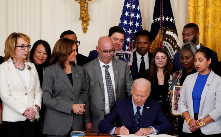 Tổng thống Mỹ Joe Biden ký sắc lệnh hành pháp mới nhằm giải quyết tình trạng bạo lực súng đạn, ngày 26/9/2024. Ảnh: The Guardian