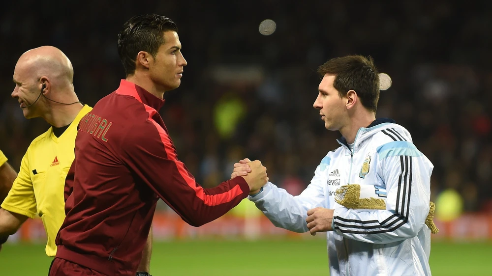 Ronaldo và Messi luôn là chủ đề gây tranh cãi trong suốt hai thập niên qua. Ảnh: GETTY.