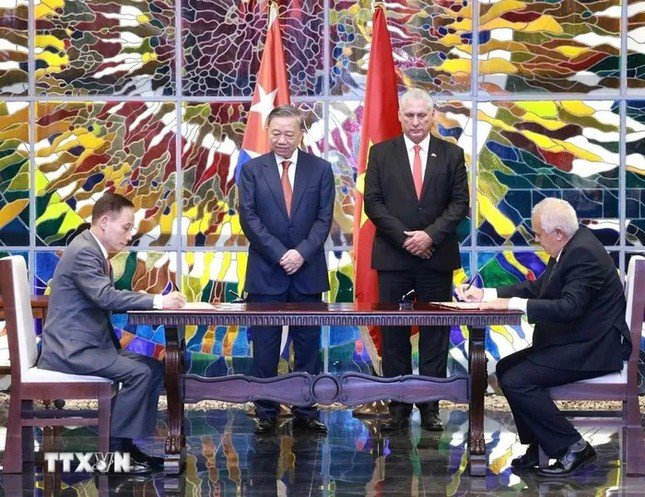 Tổng Bí thư, Chủ tịch nước Tô Lâm và Bí thư thứ nhất Đảng Cộng sản Cuba, Chủ tịch Cuba Miguel Diaz-Canel Bermudez chứng kiến Lễ ký kết văn kiện hợp tác giữa Ban Đối ngoại Trung ương Đảng Cộng sản Việt Nam và Ban Đối ngoại Trung ương Đảng Cộng sản Cuba. (Ảnh: Lâm Khánh/TTXVN)