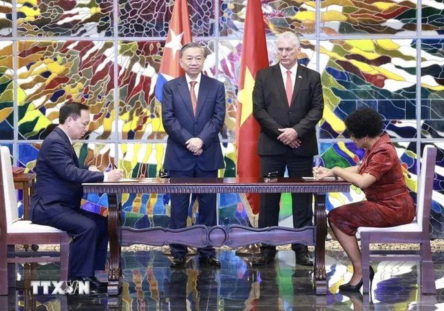 Tổng Bí thư, Chủ tịch nước Tô Lâm và Bí thư thứ nhất Đảng Cộng sản Cuba, Chủ tịch Cuba Miguel Diaz-Canel Bermudez chứng kiến Lễ ký kết văn kiện hợp tác giữa Ngân hàng Nhà nước Việt Nam với Ngân hàng Trung ương Cuba. (Ảnh: Lâm Khánh/TTXVN)