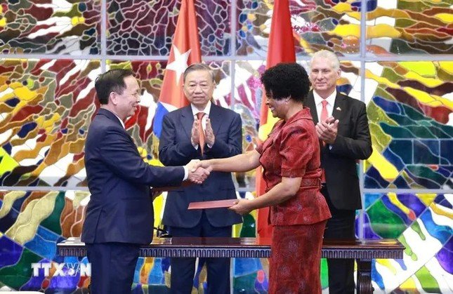 Tổng Bí thư, Chủ tịch nước Tô Lâm và Bí thư thứ nhất Đảng Cộng sản Cuba, Chủ tịch Cuba Miguel Diaz-Canel Bermudez chứng kiến Lễ ký kết văn kiện hợp tác giữa Ngân hàng Nhà nước Việt Nam với Ngân hàng Trung ương Cuba. (Ảnh: Lâm Khánh/TTXVN)