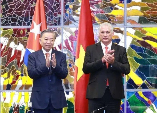 Tổng Bí thư, Chủ tịch nước Tô Lâm và Bí thư thứ nhất Đảng Cộng sản Cuba, Chủ tịch Cuba Miguel Diaz-Canel Bermudez tại Lễ ký kết văn kiện hợp tác giữa hai nước. (Ảnh: Lâm Khánh/TTXVN)