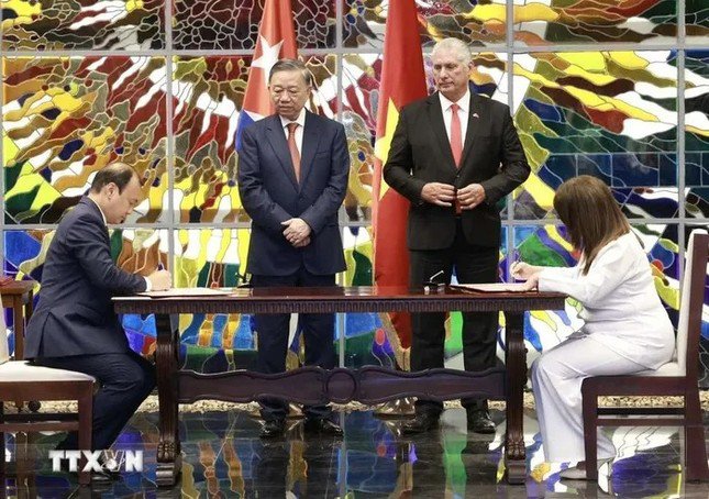 Tổng Bí thư, Chủ tịch nước Tô Lâm và Bí thư thứ nhất Đảng Cộng sản Cuba, Chủ tịch Cuba Miguel Diaz-Canel Bermudez chứng kiến Lễ ký kết văn kiện hợp tác giữa Tạp chí Cộng sản với Tạp chí Cuba Xã hội chủ nghĩa . (Ảnh: Lâm Khánh/TTXVN)