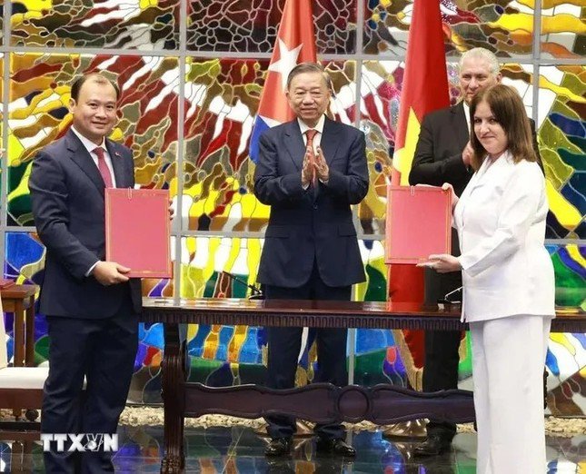 Tổng Bí thư, Chủ tịch nước Tô Lâm và Bí thư thứ nhất Đảng Cộng sản Cuba, Chủ tịch Cuba Miguel Diaz-Canel Bermudez chứng kiến Lễ ký kết văn kiện hợp tác giữa Tạp chí Cộng sản với Tạp chí Cuba Xã hội chủ nghĩa . (Ảnh: Lâm Khánh/TTXVN)